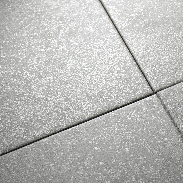 Steinzeug Fliese in Terrazzo Optik mit fugenlosem Erscheinungsbild