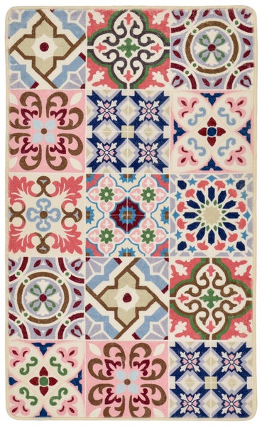 Rechteckiger Teppich mit Patchwork-Muster aus quadratischen Ornamenten im Stil orientalischer Fliesen.