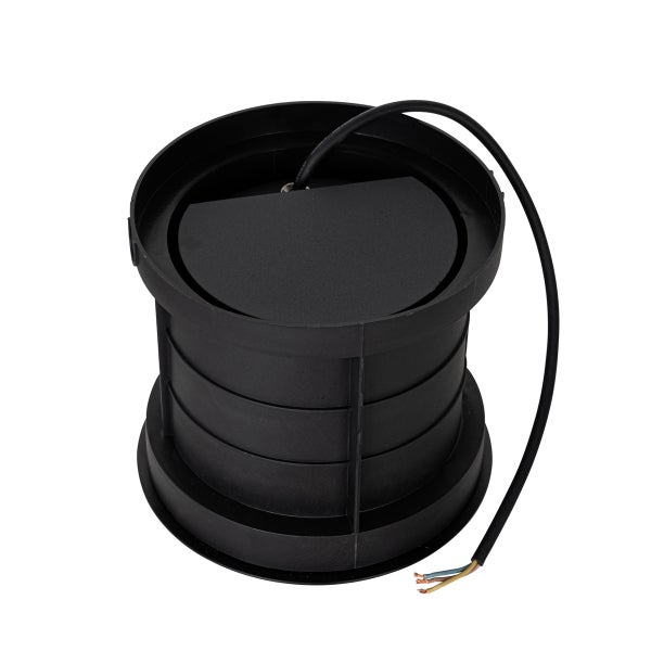 Bodeneinbaustrahler aus schwarzem Kunststoff mit Anschlusskabel und sichtbaren Adern.