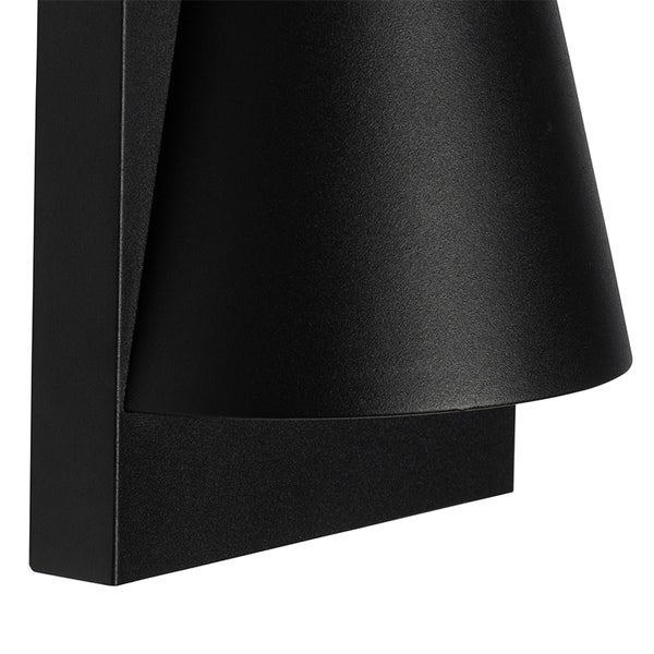 Schwarze Außenwandleuchte aus Metall mit konischem Schirm und rechteckiger Wandhalterung.