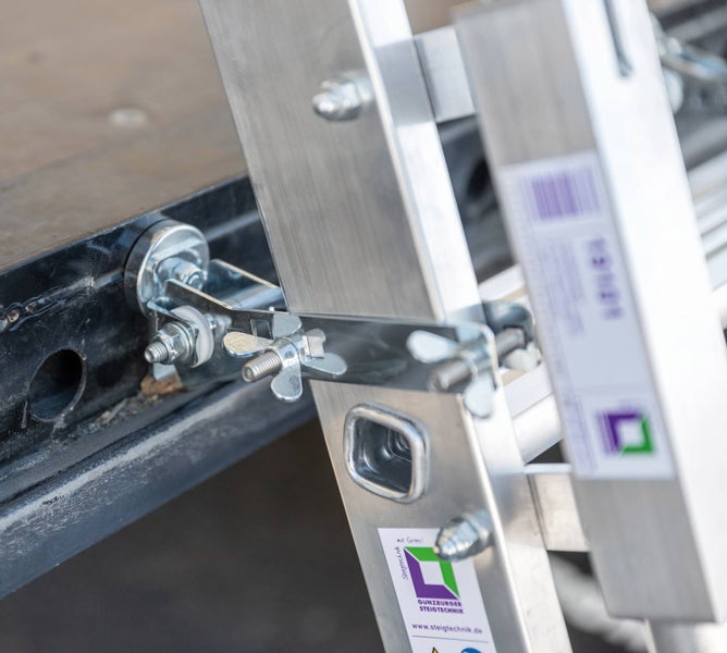 Detailansicht einer Aluminiumleiter mit Befestigungselementen