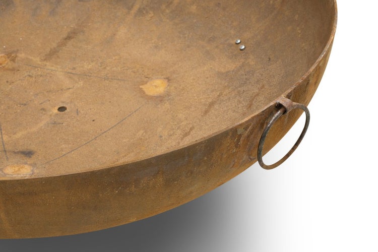 Feuerschale aus Stahl mit Edelrostpatina und seitlichem Tragegriff