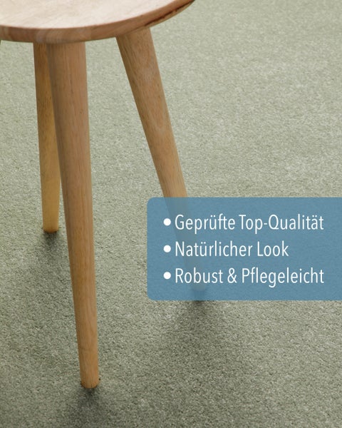 Geprüfter Teppichboden mit kurzem Flor, robust und pflegeleicht für einen natürlichen Look, Holzschemel auf der Oberfläche.
