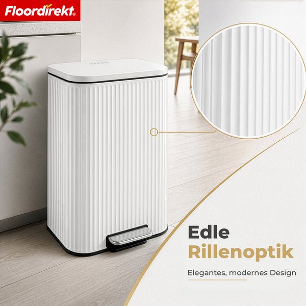 Floordirekt Logo. Moderner weißer Tretabfalleimer in edler Rillenoptik mit flachem Deckel und Metallpedal auf hellem Boden.