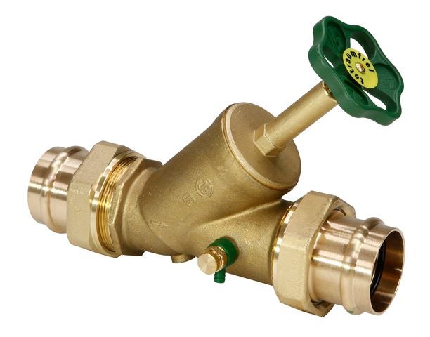 Schrägsitz-Freistromventil aus Messing mit beidseitigem Pressanschluss und grünem Handrad.