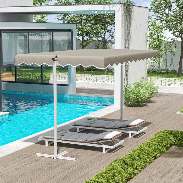 Szene mit zwei Liegestühlen mit Auflagen und einem Sonnenschirm am Pool