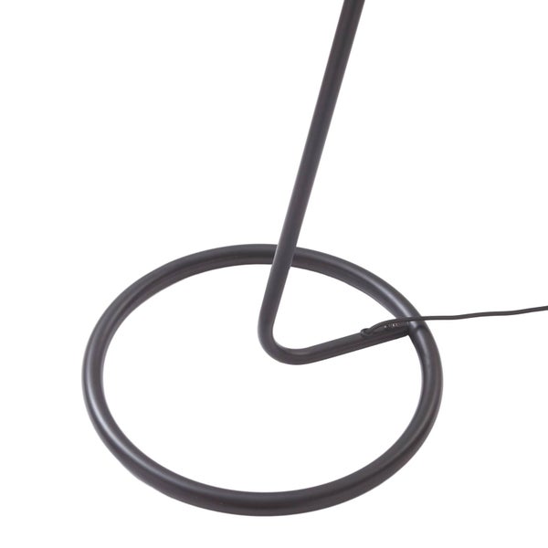 Detailaufnahme des runden Fußes einer Stehlampe