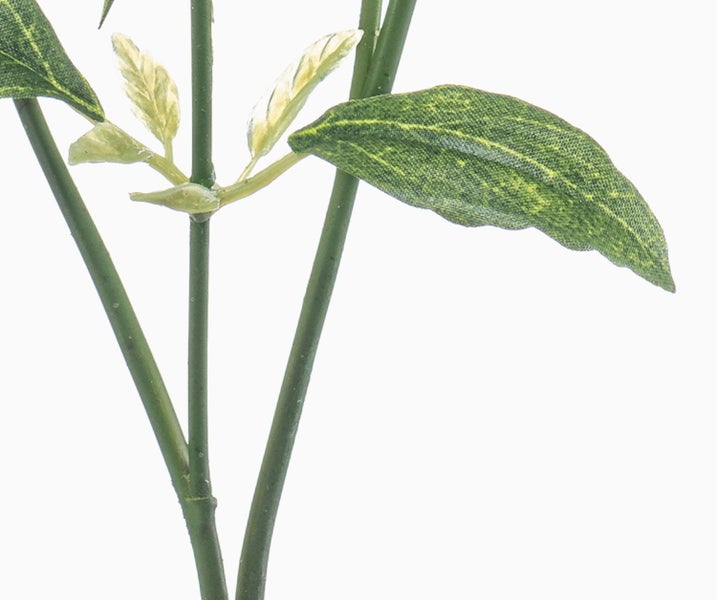 Nahaufnahme eines künstlichen Pflanzenzweigs mit grünen Blättern aus Textil und Kunststoffstielen.