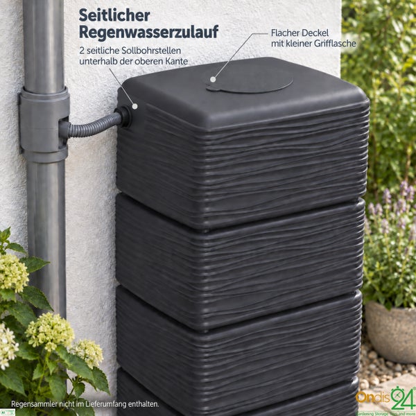 Wassertonne mit seitlichem Regenwasserzulauf und flachem Deckel mit Grifflasche in moderner Optik vor einer Hauswand.