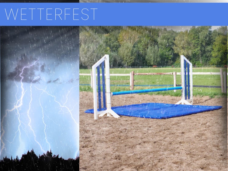 Wetterfestes Reithindernis mit blau-weißen Ständern, blauer Stange und Wassergraben-Matte bei Regen und Gewitter.