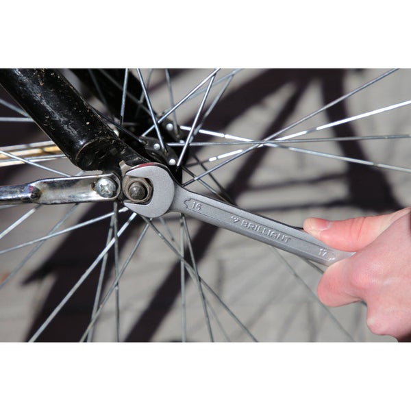 Ein Maulschlüssel der Marke Brilliant wird an einem Fahrrad verwendet.