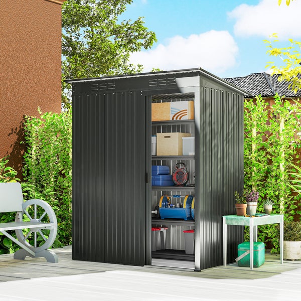 Moderner Geräteschuppen aus Metall in Anthrazit mit Pultdach, Schiebetür und Regalsystem, auf einer hellen Holzterrasse im Garten platziert.