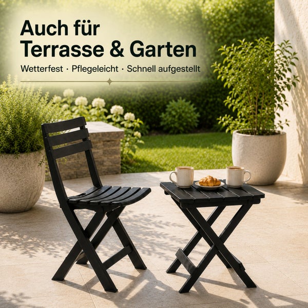 Klappstuhl und Klapptisch für Terrasse und Garten, wetterfest und pflegeleicht mit zwei Kaffeetassen auf dem Tisch.
