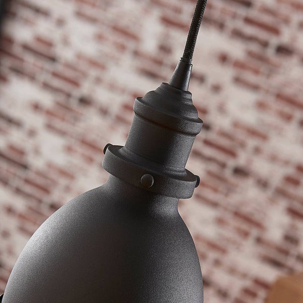 Runde Deckenleuchte mit schwarzem Rahmen und weißem Diffusor, flache Bauweise.