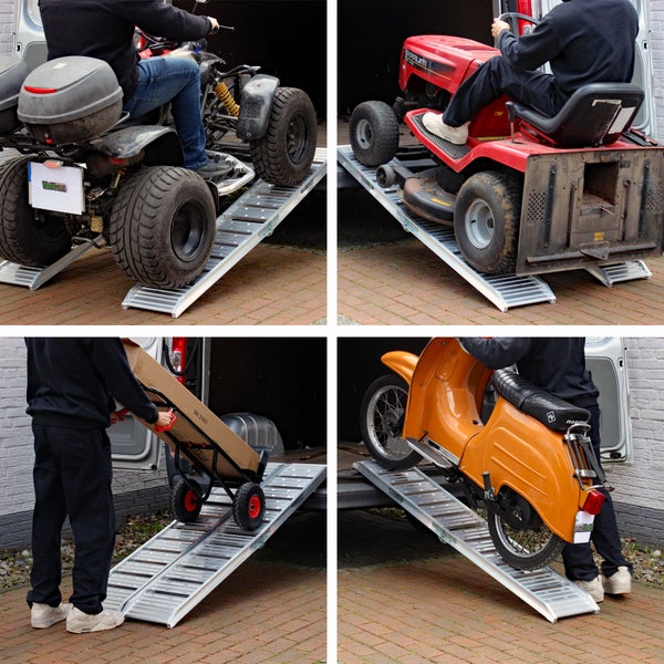 Aluminium-Auffahrrampen Set im Einsatz beim Verladen von Quad, Rasentraktor, Sackkarre und Motorroller in einen Transporter.