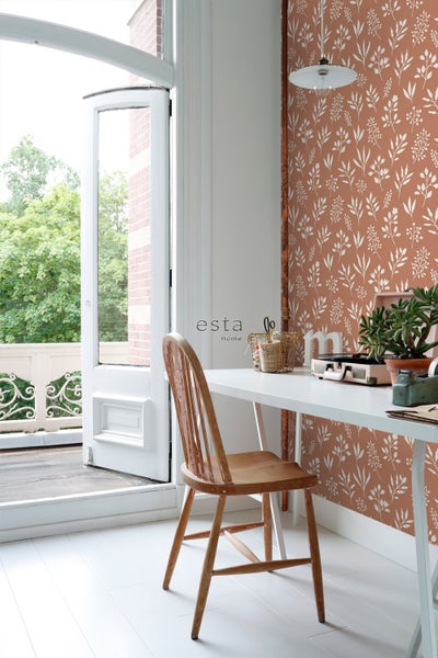 Dekoratives Zimmer mit floraler Tapete, Schreibtisch und Holzstuhl.