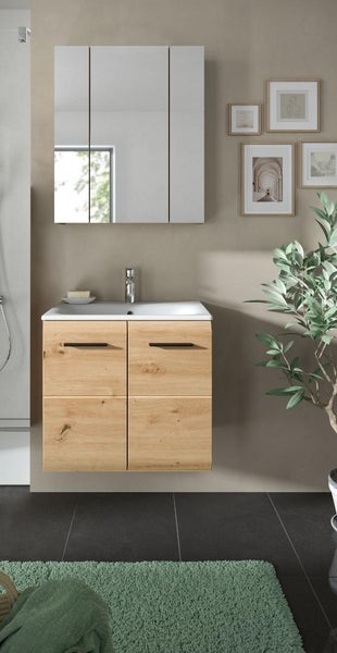 Badezimmer-Set mit Waschtischunterschrank in Holzoptik, Waschbecken und dreitürigem Spiegelschrank in modernem Design.