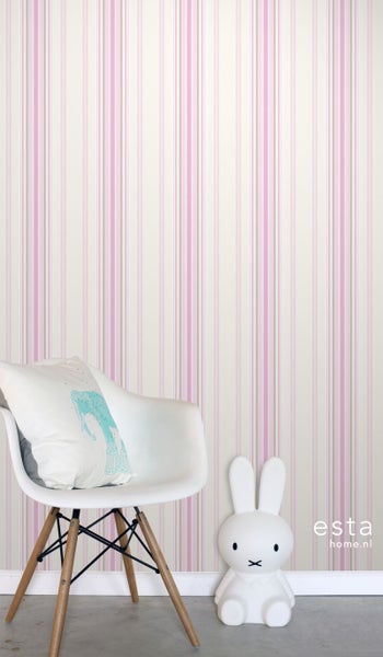 Zimmeransicht mit gestreifter Tapete, Stuhl und Hasenlampe