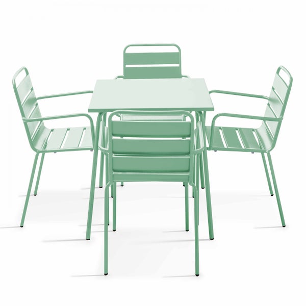 Gartenmöbel-Set aus Metall, bestehend aus einem quadratischen Tisch und vier Stühlen mit Lattenoptik.
