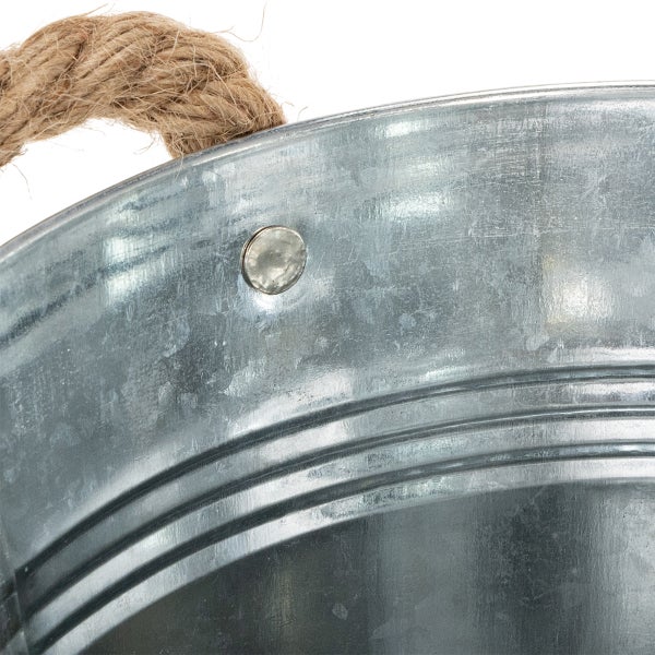 Detailaufnahme eines verzinkten Metalleimers mit einem Griff aus dickem Naturseil.