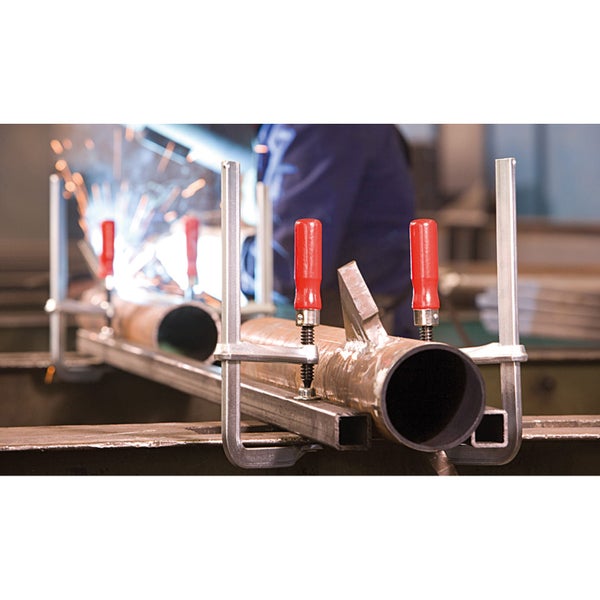 Rohre werden mit Schraubzwingen beim Schweißen fixiert