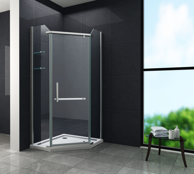 Eckdusche mit Glaswänden und Griff im modernen Badezimmer