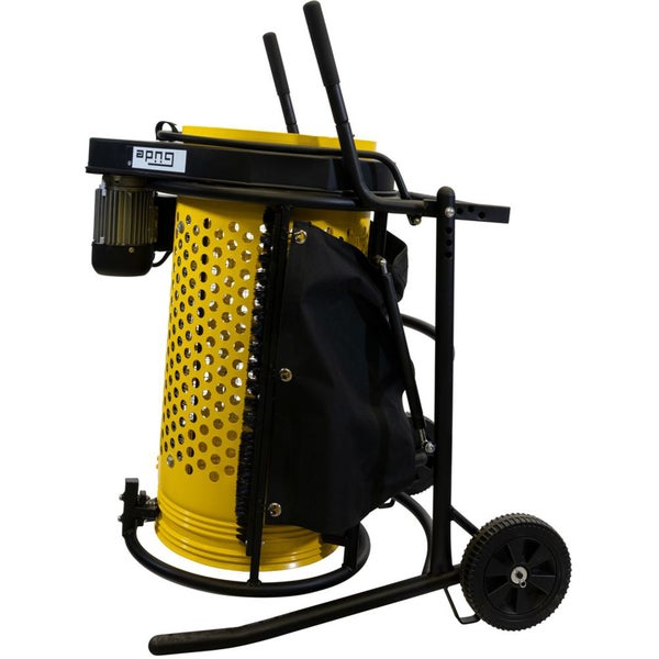 APMG Logo auf einer Trommelsiebmaschine für Gartenabfälle