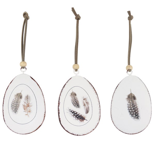 Drei dekorative Ostereier mit Federmotiven und Aufhängern