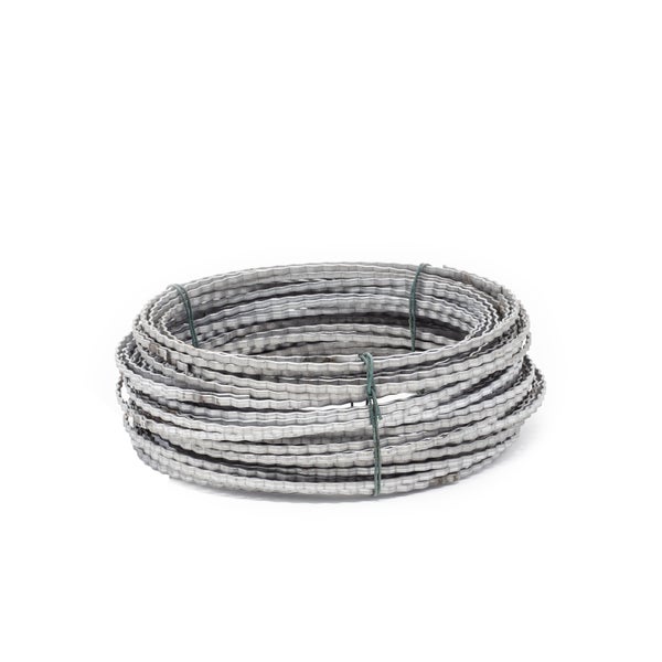 Wellband aus verzinktem Metall auf einer Rolle.