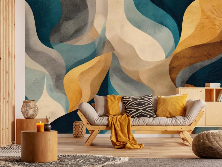 Wohnzimmer mit gemustertem Hintergrund, Sofa und Holztischen