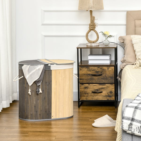 Schlafzimmer-Szene mit ovalem Wäschekorb aus Bambus und Nachttisch