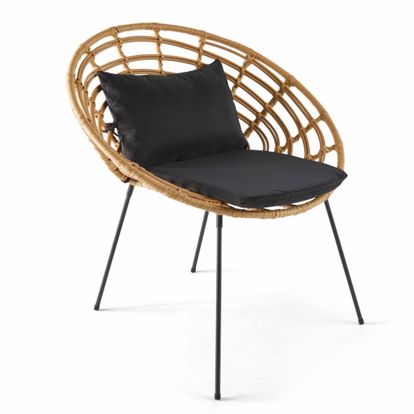 Rundsessel aus Kunststoffgeflecht in Rattanoptik mit schwarzen Metallbeinen, inklusive schwarzer Sitz- und Rückenkissen.