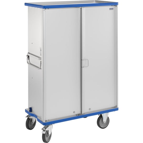 Mobiler Schrankwagen aus Aluminium mit zwei Türen, seitlichem Schiebegriff, blauem Kantenschutz und vier Lenkrollen.