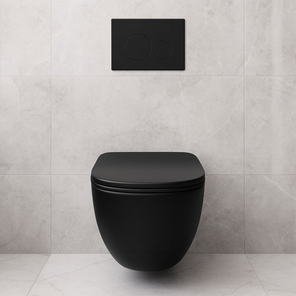 Schwarze, wandhängende Toilette mit Betätigungsplatte vor hellgrauer Fliesenwand