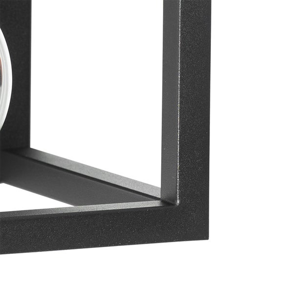 Detailaufnahme einer würfelförmigen Außenleuchte aus Metall