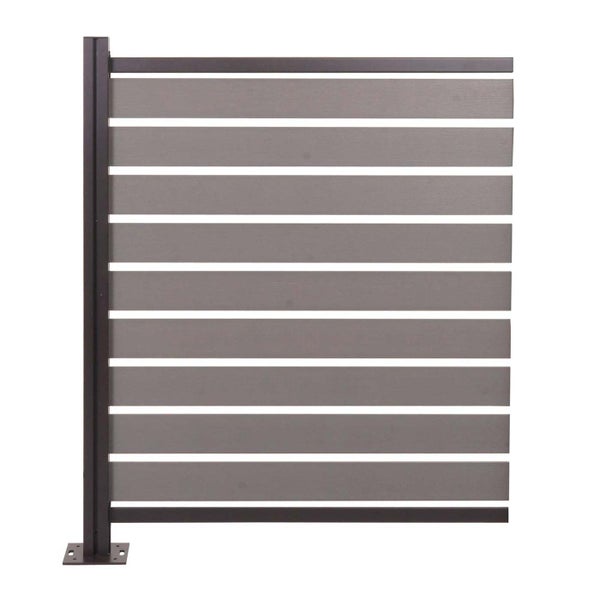 Sichtschutzzaun aus WPC mit horizontalen Lamellen und einem Aluminiumpfosten.