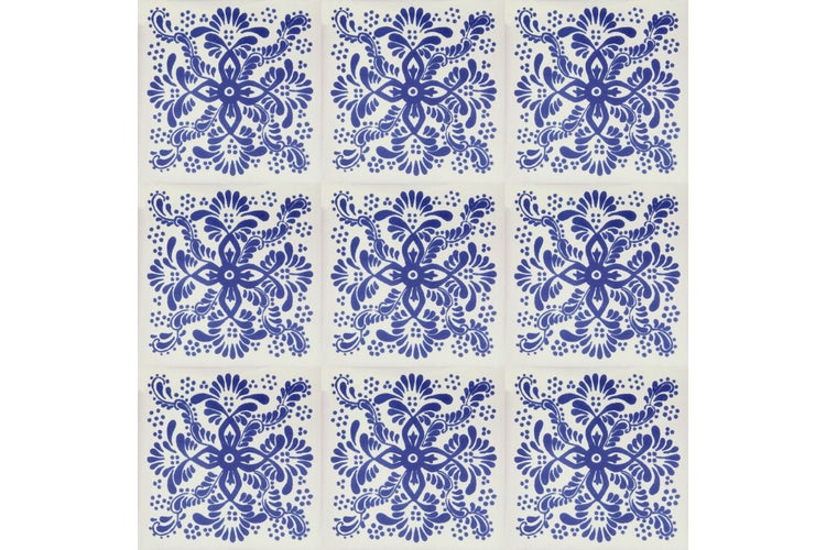 Neun dekorative Fliesen mit blauem Blumenmuster