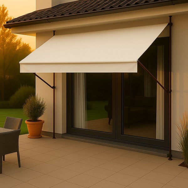 Markise an einem Haus mit Terrasse