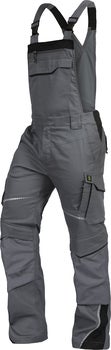 Graue Latzhose für die Arbeit mit verstellbaren Trägern, Brusttasche und mehreren Seitentaschen.