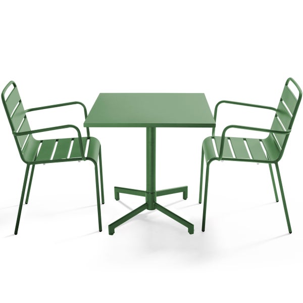 Grünes Gartenmöbel-Set aus Metall mit einem quadratischen Tisch und zwei Stühlen mit Armlehnen.