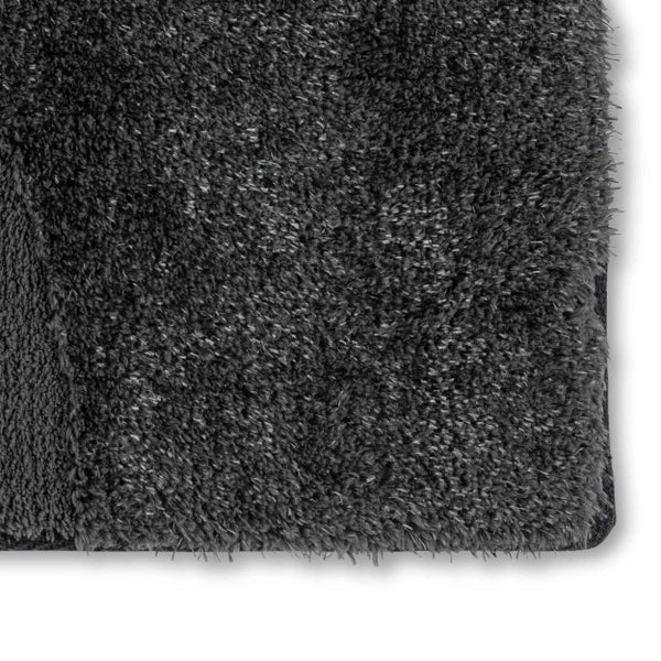 Hochflor-Badematte in Anthrazit aus weichem Material, Detailaufnahme der Textur.