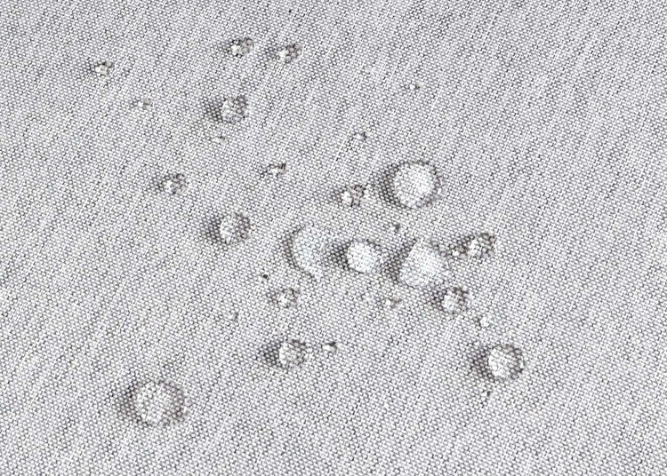 Nahaufnahme von wasserabweisendem Stoff mit Wassertropfen