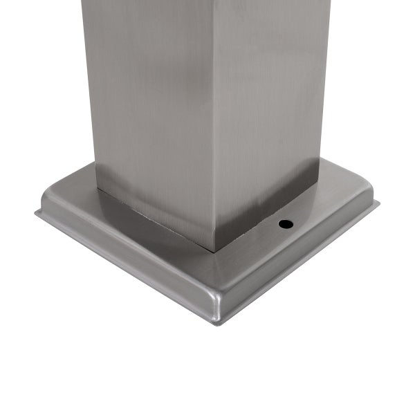 Detailaufnahme eines quadratischen Pfostenfußes aus gebürstetem Edelstahl mit integrierter Montagebohrung.