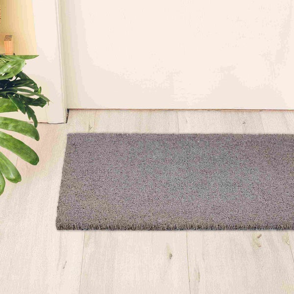 Fußmatte aus Textil vor einer Tür