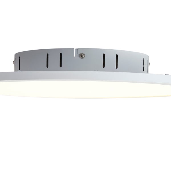Flache, runde LED-Deckenleuchte mit weißem Rahmen und warmweißem Licht.