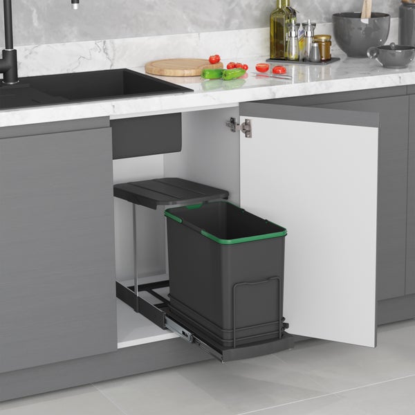 Einbau-Abfallsammler im Spülenunterschrank, ausziehbarer Mülleimer mit einem Behälter und festem Deckel in einer modernen Küche.