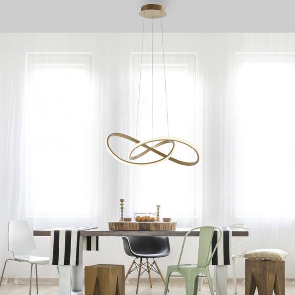 Moderne LED Pendelleuchte mit geschwungenem Design über einem Esstisch in einem hellen, offen gestalteten Esszimmer.