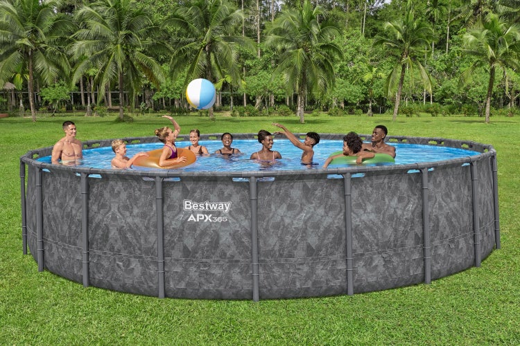 Familie und Freunde haben Spaß in einem Bestway APX365 Pool im Garten