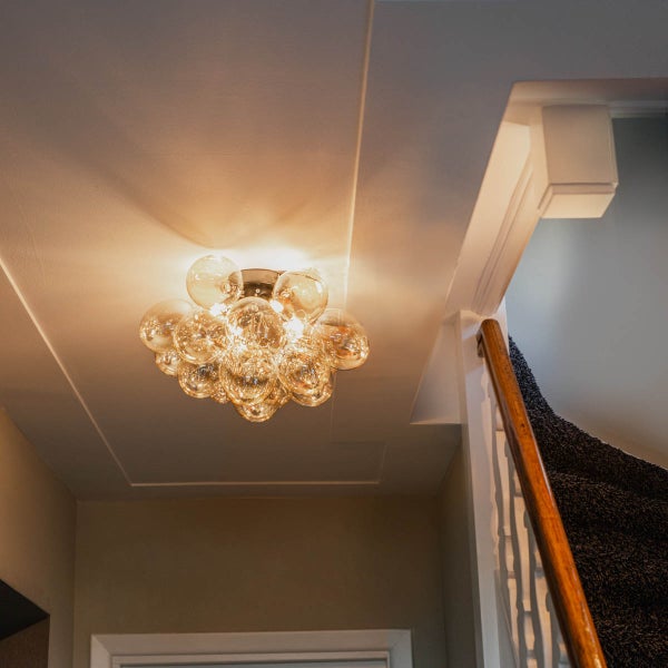 Deckenleuchte mit mehreren Glaskugeln im Treppenhaus.