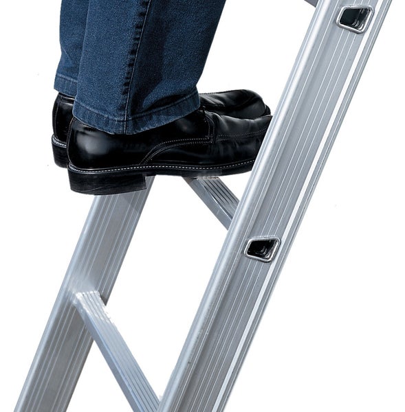 Person auf einer Aluminiumleiter